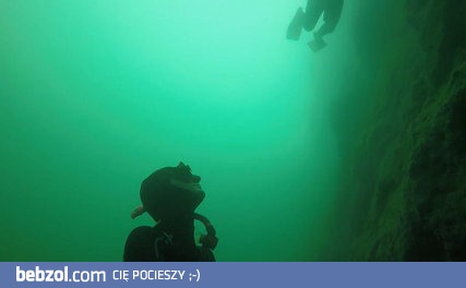 Nurkowanie w zalanym kamieniołomie w lazurowej wodzie