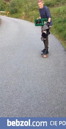 Rudzielec z piwami na deskorolce