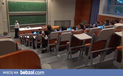 Student na wykładzie i jego maszynowy notatnik