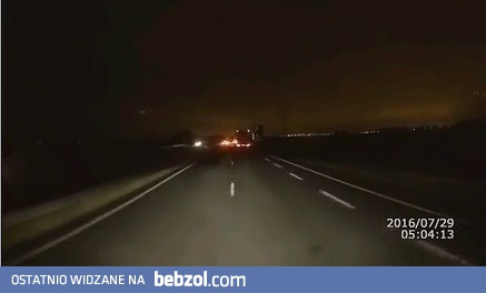 Kierowca o mało co nie rozjechał śmieci leżących na ulicy