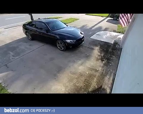 Samochód uderza w garaż