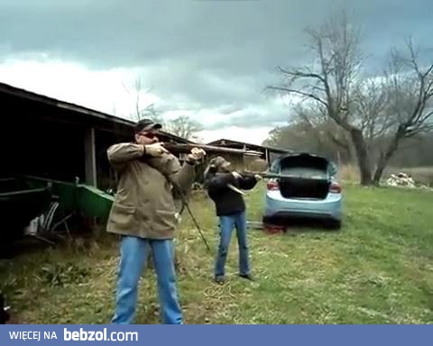 Karabin wybucha w rękach dziewczyny