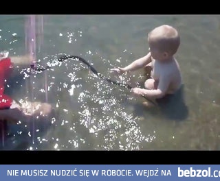 Dziecko bawiące się wężem