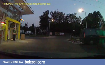 Krewki kierowca próbujący dać nauczkę rowerzyście