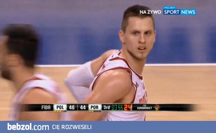 Przepiękny alley-oop Koszarka i Ponitki