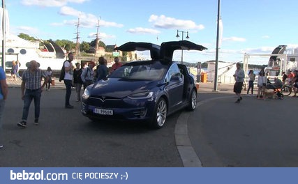 Co się stanie gdy zostawisz otwartą Teslę Model X 
