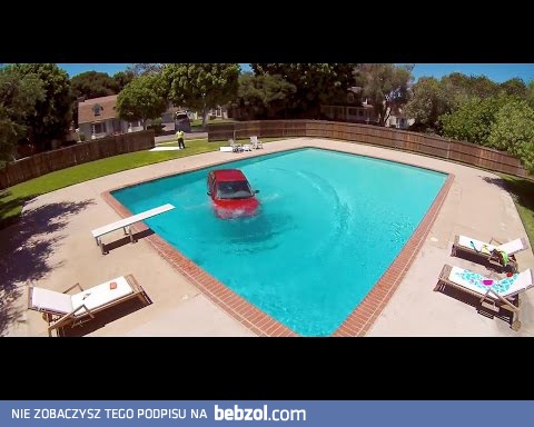 Mycie samochodu w basenie