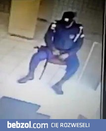 Znudzony ochroniarz bawi się pistoletem