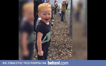 Reakcja małego chłopca na przejazd motocykli wyścigowych