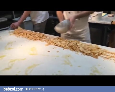 Tak powstaje strudel jabłkowy w jeden z restauracji