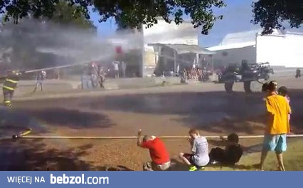 Zawody strażaków w przepychanie beczki