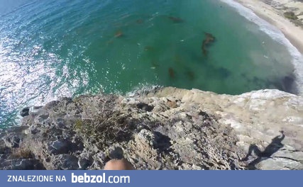 Chłop skacze z klifu do wody