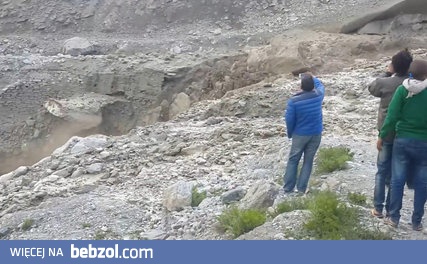 Spływ lodu z lodowca w Himalajach 