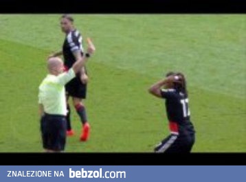 Piłkarz dostaje drugą żółtą kartkę 