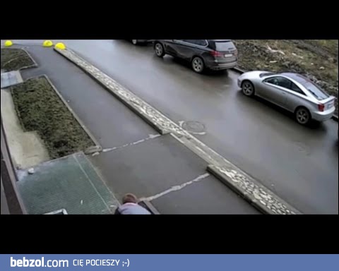 Dozorca uczy młodych do czego służy śmietnik