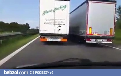 Ciężarówki wyprzedzają się na czeskiej autostradzie 