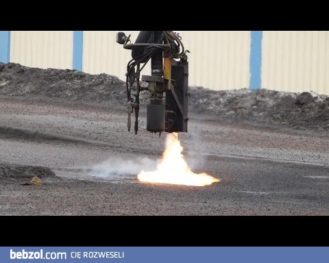 Łatanie dziur na drogach