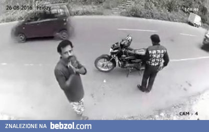 Złodziej zauważa kamerę i oddaje portfel