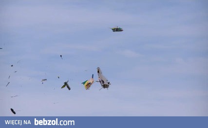Rozpadający się w powietrzu model RC Saab JAS 39 Gripen
