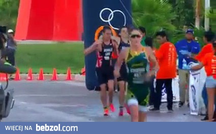 Braterska pomoc podczas finiszu na zawodach triathlonowych