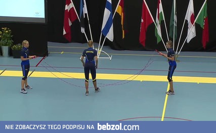 Piękny układ gimnastyczny ze skakankami