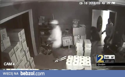 Kobieta broni (skutecznie) swojego domu przed bandytami 