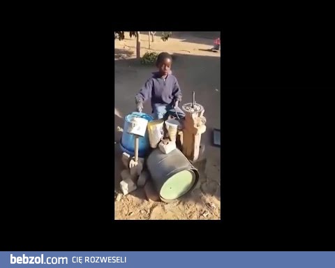 Dzieciak grający na improwizowanej perkusji 