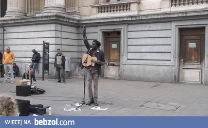 Kobieta spontanicznie dołącza do ulicznego grajka 