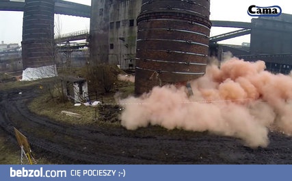 bardzo efektowne wyburzenie dwóch kominów naraz