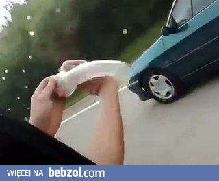 Dosyć wesoła sztuczka z prezerwatywą