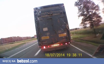 Idiota w Golfie Spowodował wypadek i uciekł