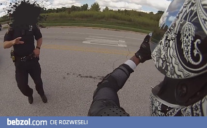Policyjna kontrola motocyklisty mającego broń palną