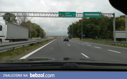 Wariat na S52 zmienia koło na LEWYM PASIE 