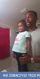 Ojciec motywuje córkę przed lustrem