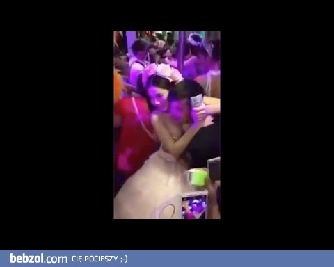 Panna młoda pozwalała gościom dotknąć jej piersi
