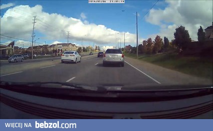 Karma dla kierowcy siedzącego na zderzaku