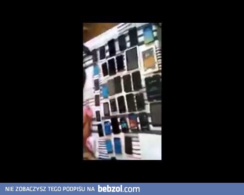 Złodziej pokazuje skradzione rzeczy