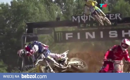 Motocrossowy zwycięzca trafiony na mecie