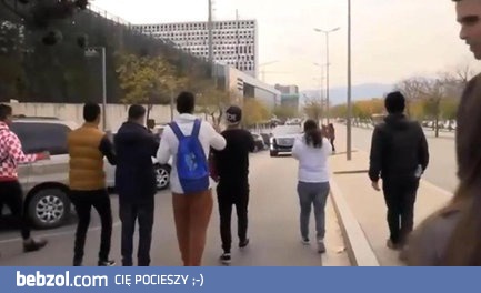 Lionel Messi i kibice na drodze.. 