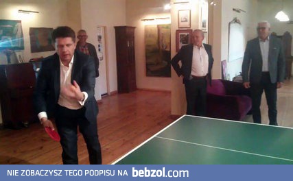 Ryszard Petru gra w ping ponga 