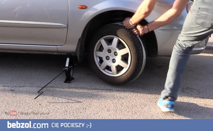 Jak uruchomić samemu auto, kiedy padł Ci akumulator?