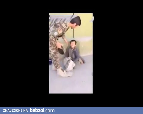 Żebrzący chłopiec inwalida zdemaskowany