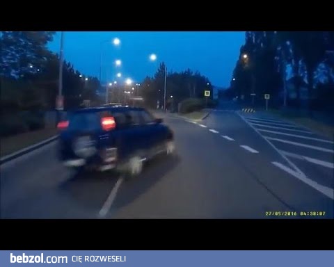 Nie znoszę idiotów, którzy wyprzedzają przed zjazdem z drogi