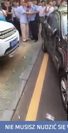 Chińczyk taranuje swoim Range Roverem Jaguara 