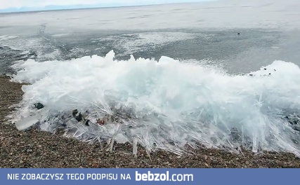 Zamarzające fale? To dzieje się teraz na jeziorze Bajkał