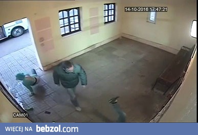 Nie ma takiego bicia kobiety, kierowca daje nauczkę napastnikowi