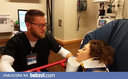 Dziewczyna pod wpływem silnych leków znieczulających 