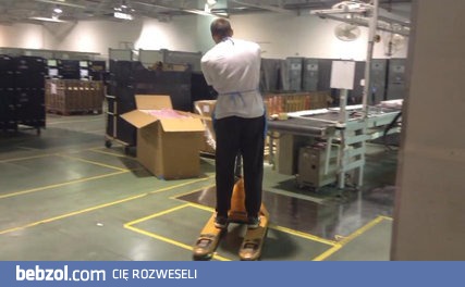 Ukraińscy pokazują pracę w fabryce LG Electronics w Polsce