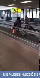 Kobieta brnąca pod prąd na lotnisku 