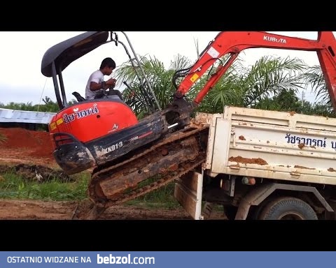 Załadunek mini koparki na pakę